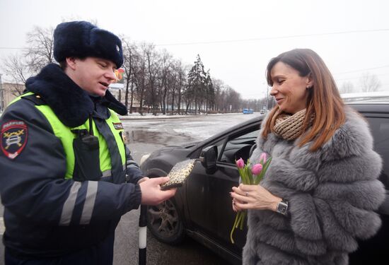 Traffic police officers congratulate women in the run-up to March 8