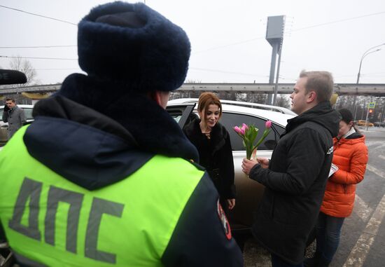 Traffic police officers congratulate women in the run-up to March 8