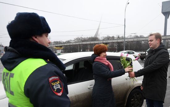 Traffic police officers congratulate women in the run-up to March 8