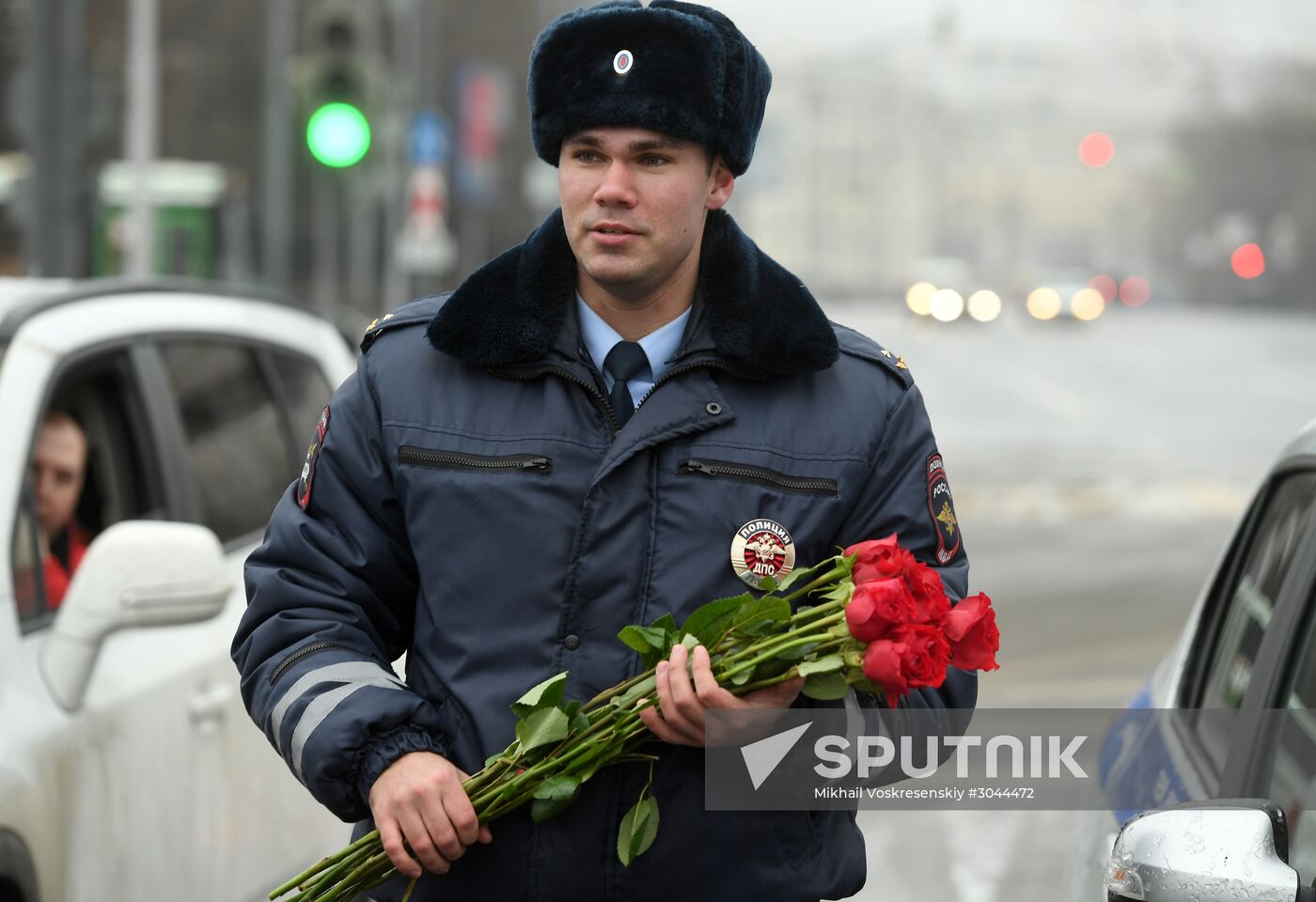 Traffic police officers congratulate women in the run-up to March 8