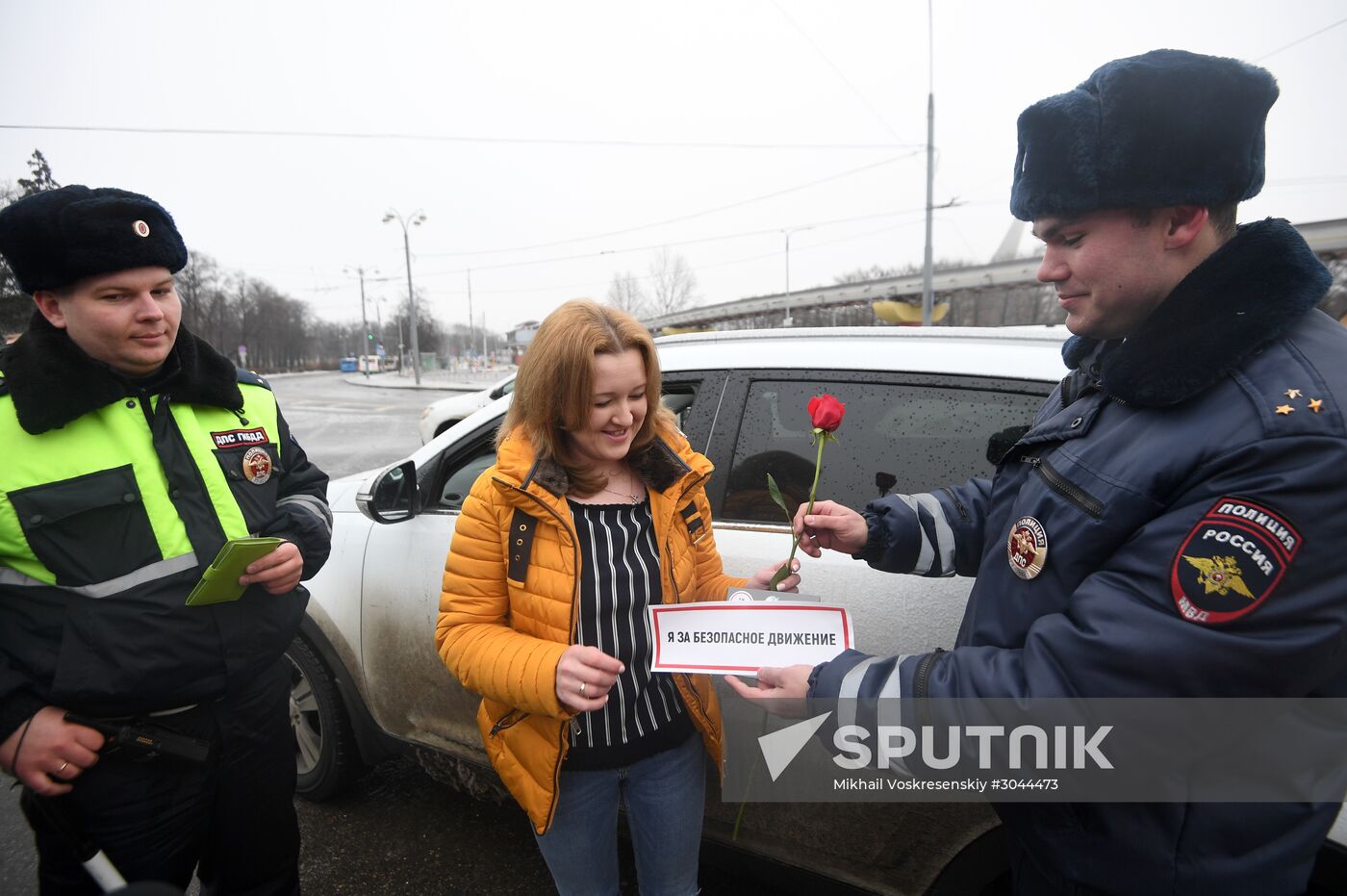Traffic police officers congratulate women in the run-up to March 8