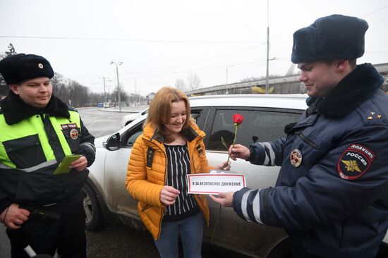 Traffic police officers congratulate women in the run-up to March 8