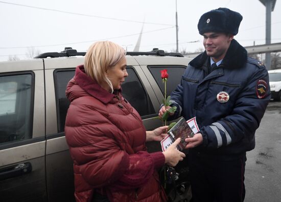 Traffic police officers congratulate women in the run-up to March 8