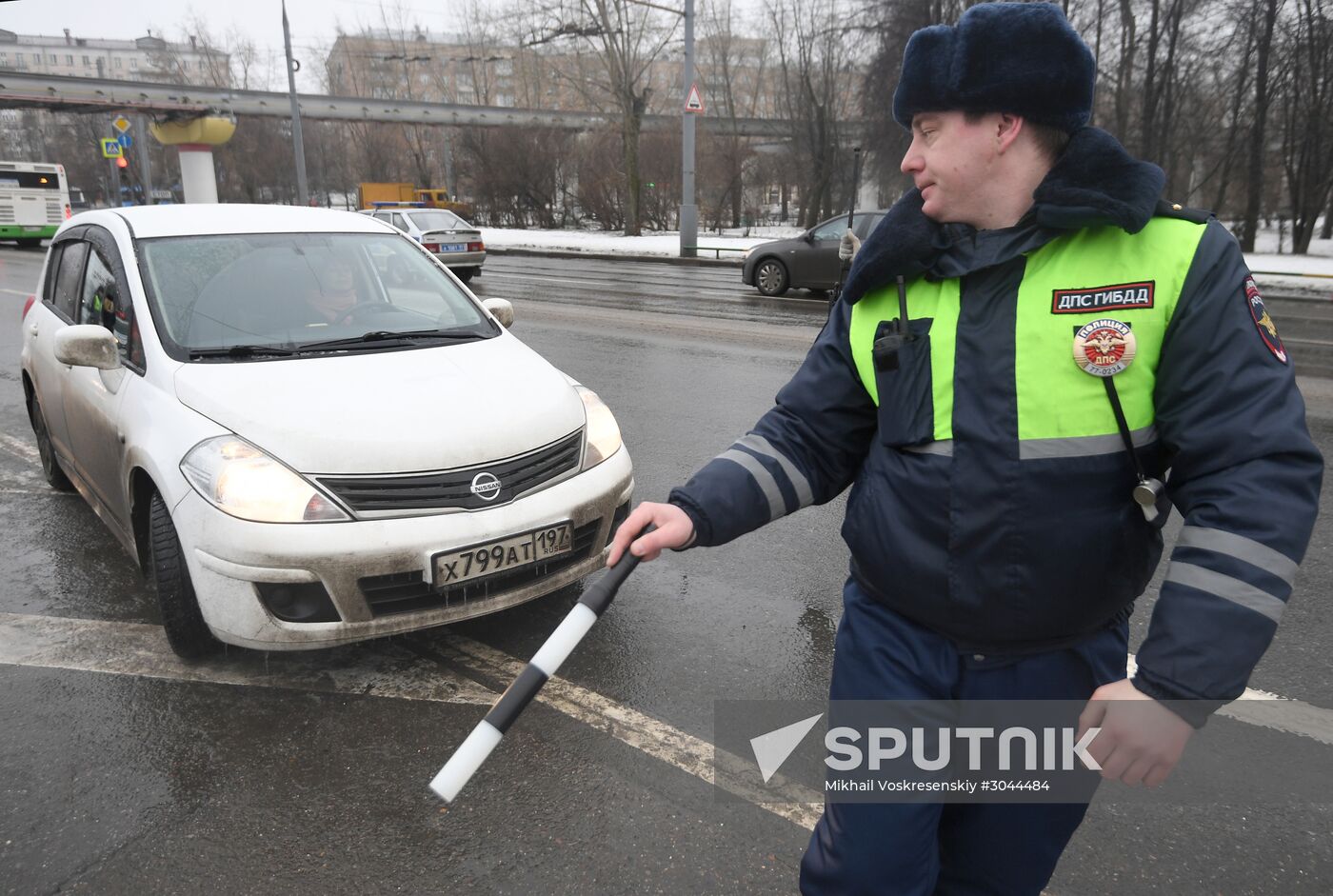Traffic police officers congratulate women in the run-up to March 8