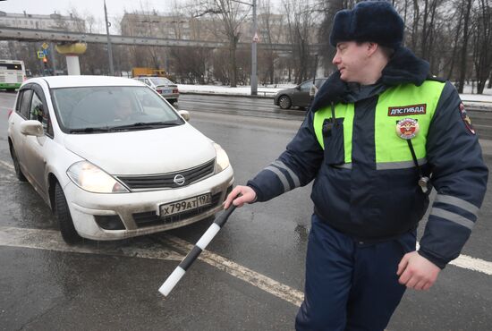 Traffic police officers congratulate women in the run-up to March 8