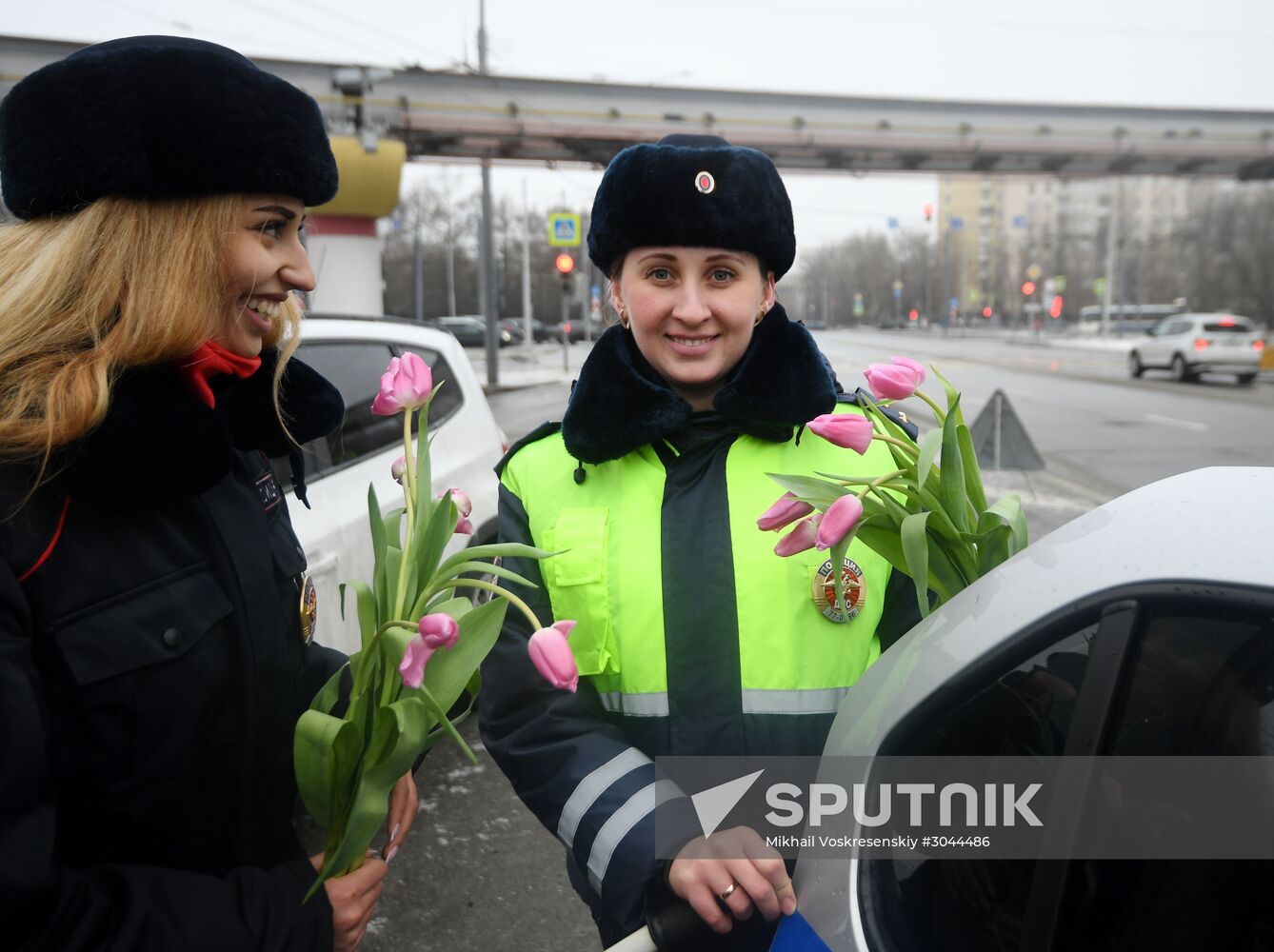 Traffic police officers congratulate women in the run-up to March 8