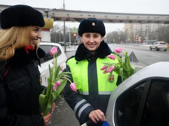 Traffic police officers congratulate women in the run-up to March 8