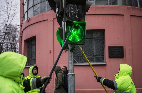 Preparing traffic lights for the spring season
