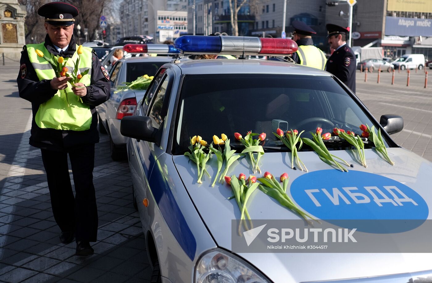 Traffic police officers congratulate women in the run-up to March 8