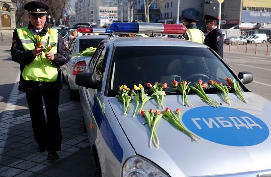Traffic police officers congratulate women in the run-up to March 8