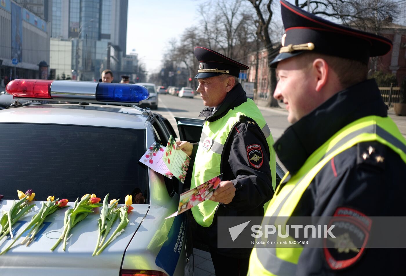 Traffic police officers congratulate women in the run-up to March 8
