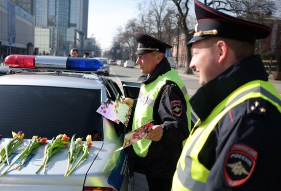 Traffic police officers congratulate women in the run-up to March 8