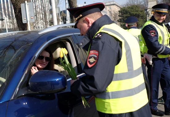 Traffic police officers congratulate women in the run-up to March 8