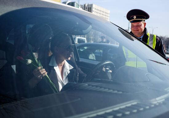 Traffic police officers congratulate women in the run-up to March 8