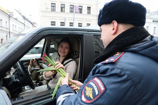 Traffic police officers congratulate women in the run-up to March 8