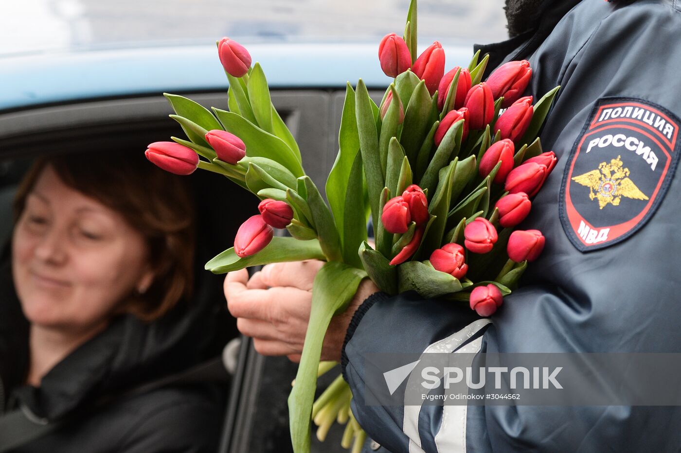 Traffic police officers congratulate women in the run-up to March 8