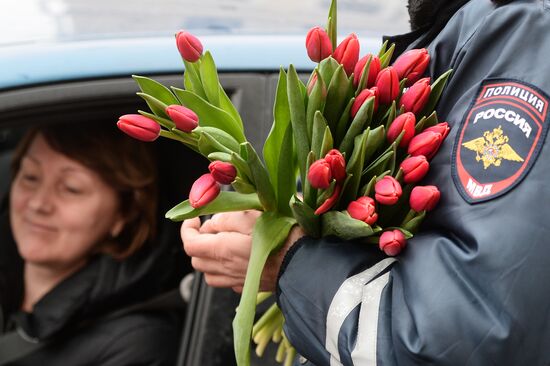 Traffic police officers congratulate women in the run-up to March 8