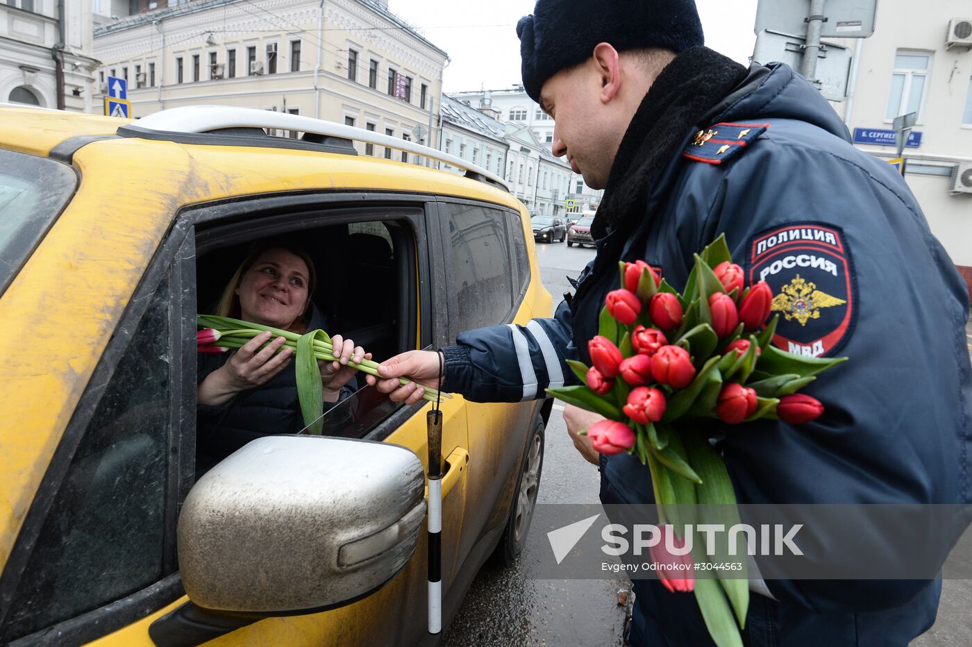 Traffic police officers congratulate women in the run-up to March 8