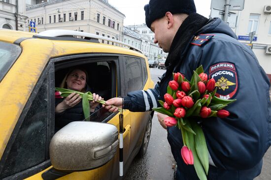 Traffic police officers congratulate women in the run-up to March 8