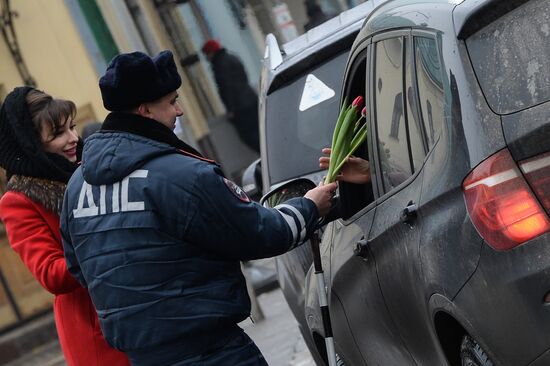 Traffic police officers congratulate women in the run-up to March 8