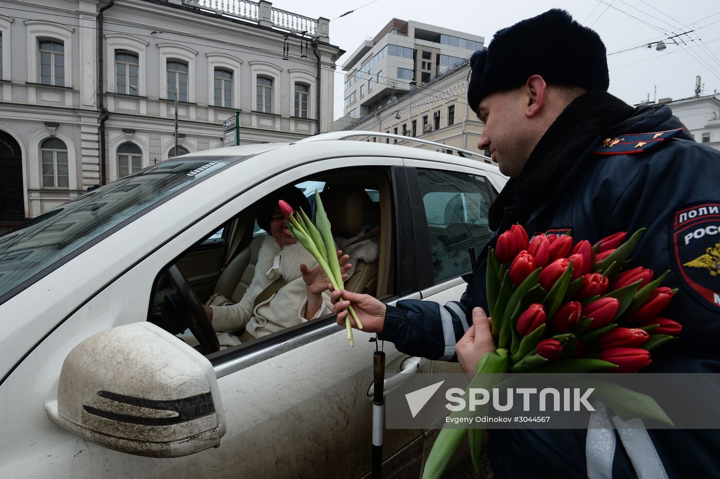 Traffic police officers congratulate women in the run-up to March 8