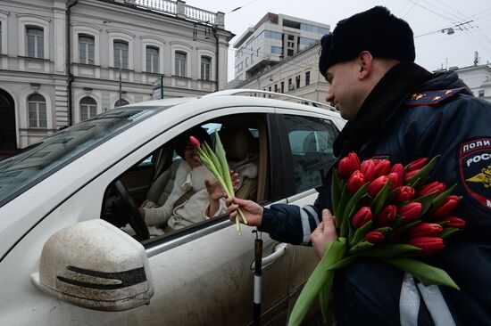 Traffic police officers congratulate women in the run-up to March 8