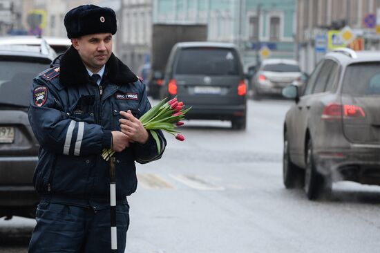 Traffic police officers congratulate women in the run-up to March 8