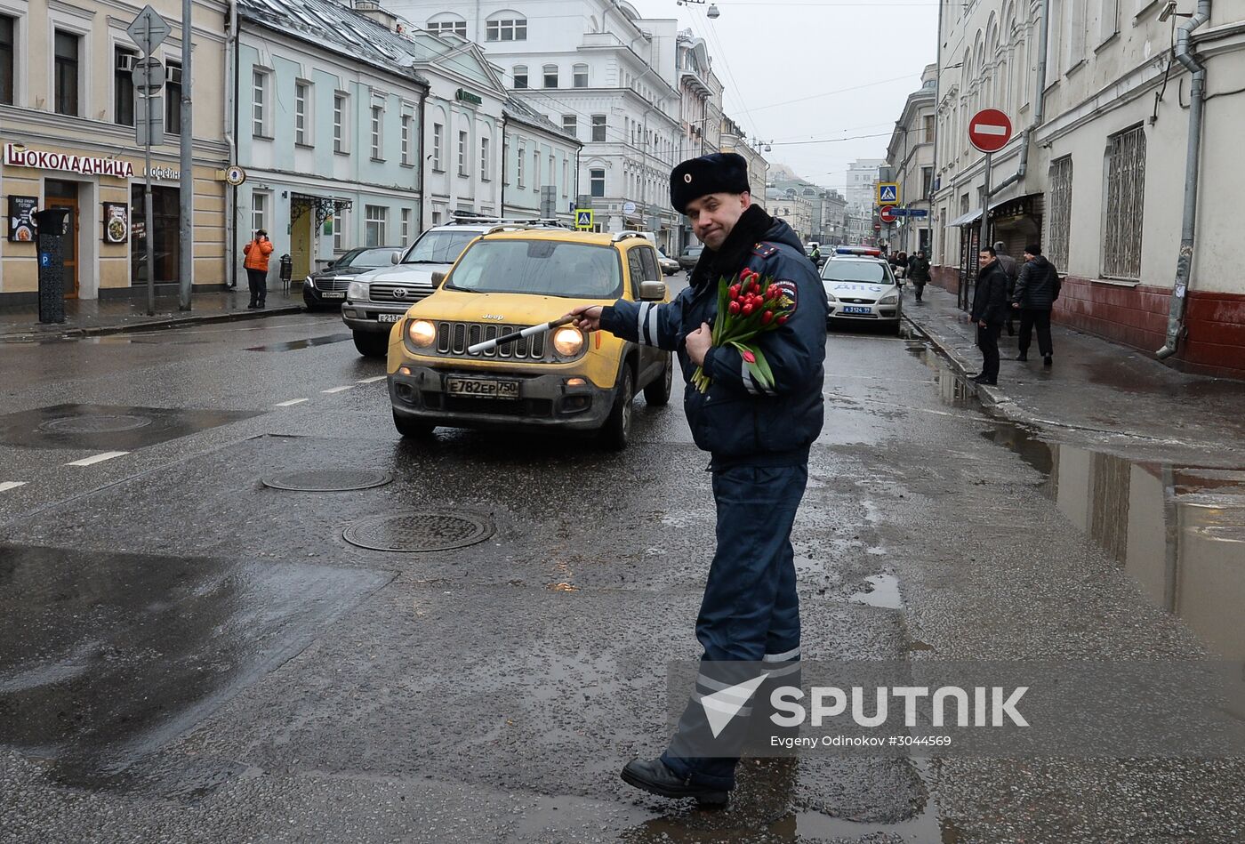 Traffic police officers congratulate women in the run-up to March 8