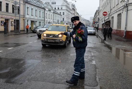 Traffic police officers congratulate women in the run-up to March 8