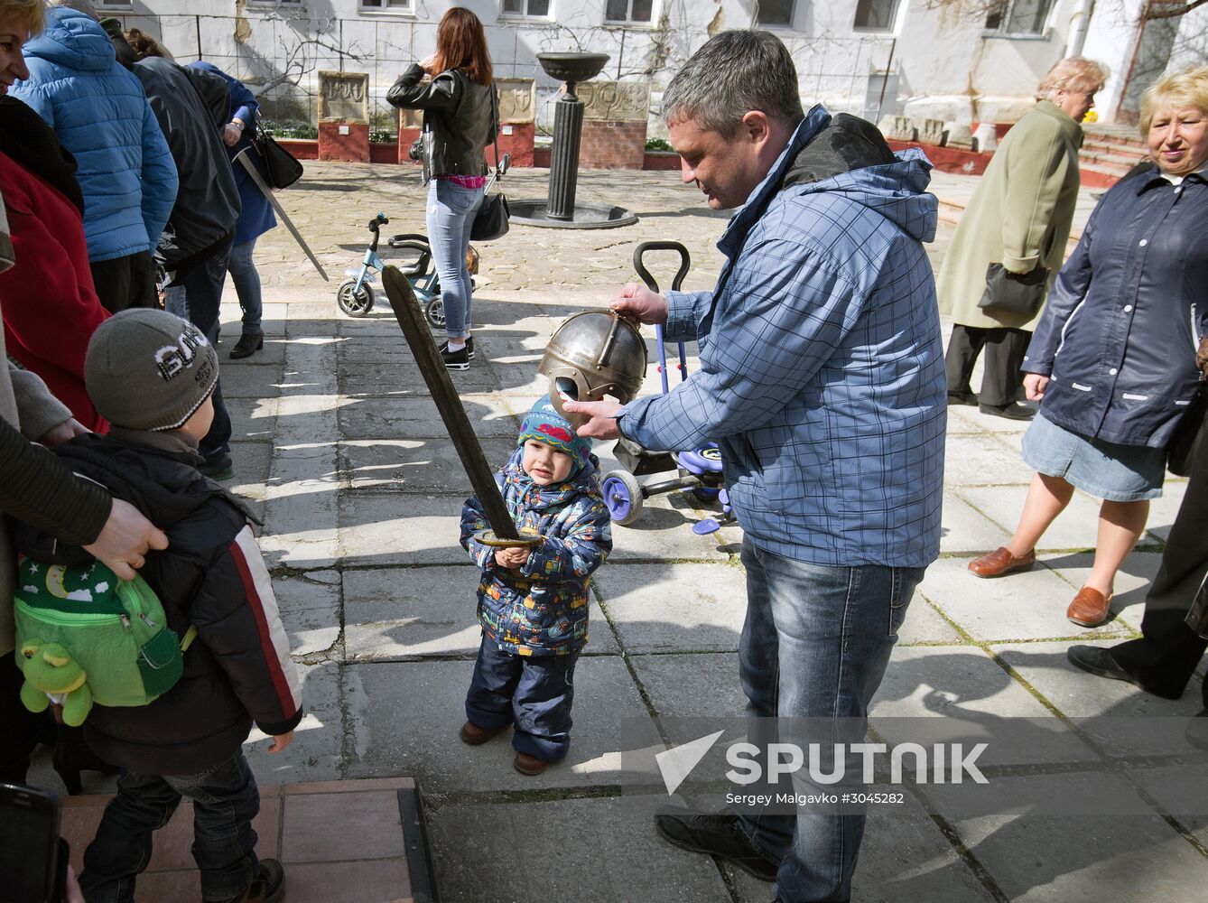 "Joust for Those Beautiful Dames" theatrical show in Crimea