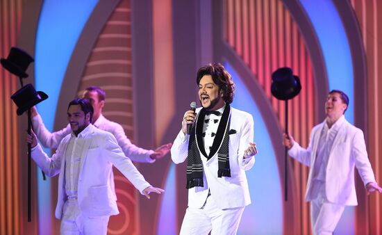 Holiday show by Valentin Yudashkin