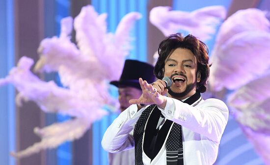 Holiday show by Valentin Yudashkin