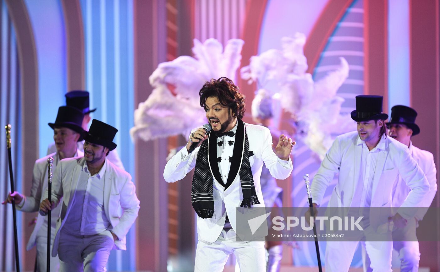 Holiday show by Valentin Yudashkin