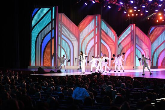 Holiday show by Valentin Yudashkin