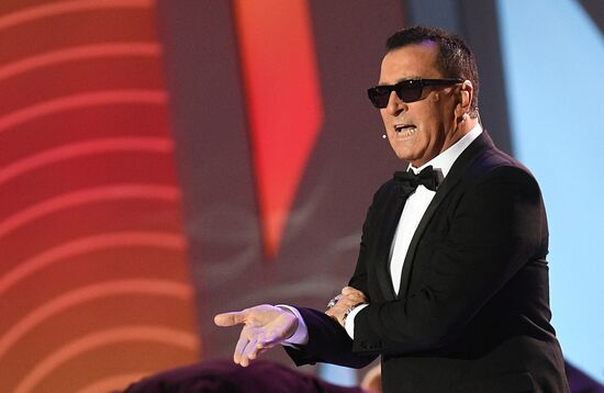 Valentin Yudashkin gala show