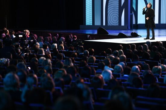 Valentin Yudashkin's show