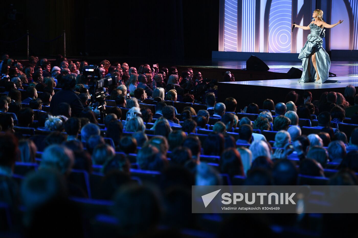 Holiday show by Valentin Yudashkin