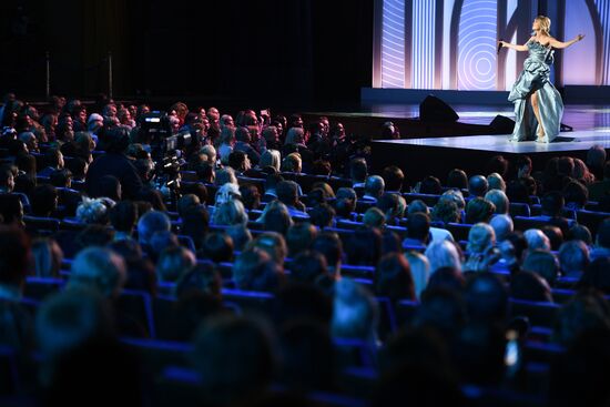 Holiday show by Valentin Yudashkin