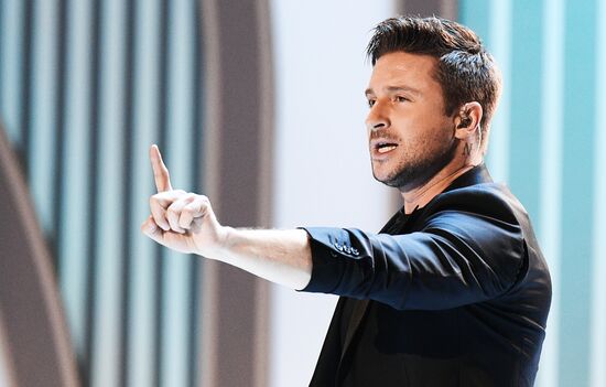 Valentin Yudashkin gala show