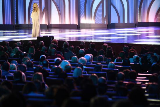 Holiday show by Valentin Yudashkin