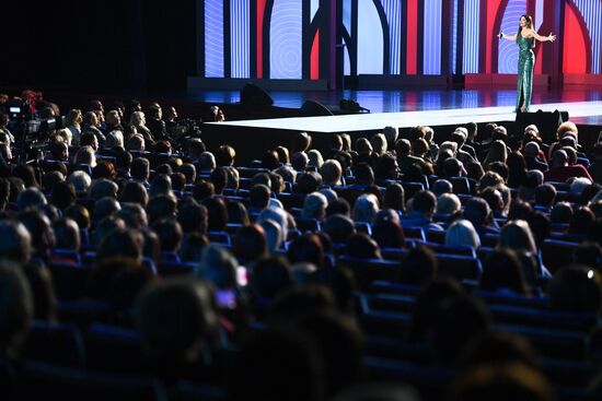 Holiday show by Valentin Yudashkin