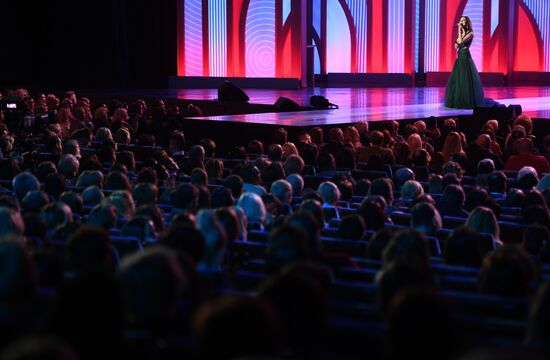 Holiday show by Valentin Yudashkin