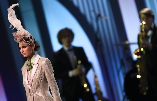 Valentin Yudashkin gala show