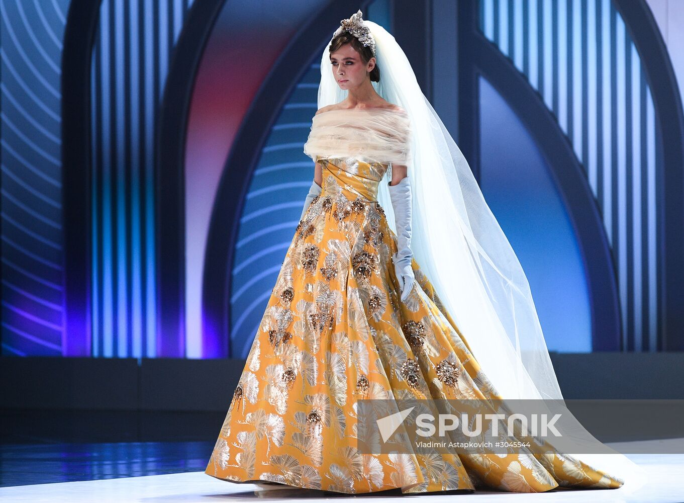 Valentin Yudashkin gala show