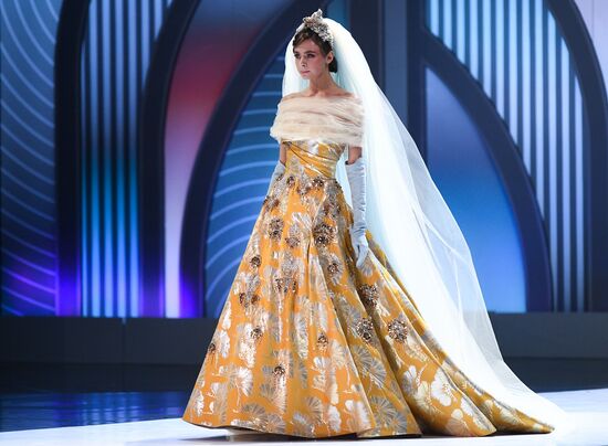 Valentin Yudashkin gala show