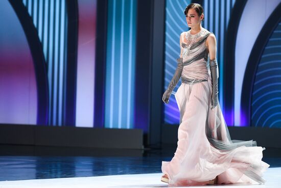 Valentin Yudashkin gala show