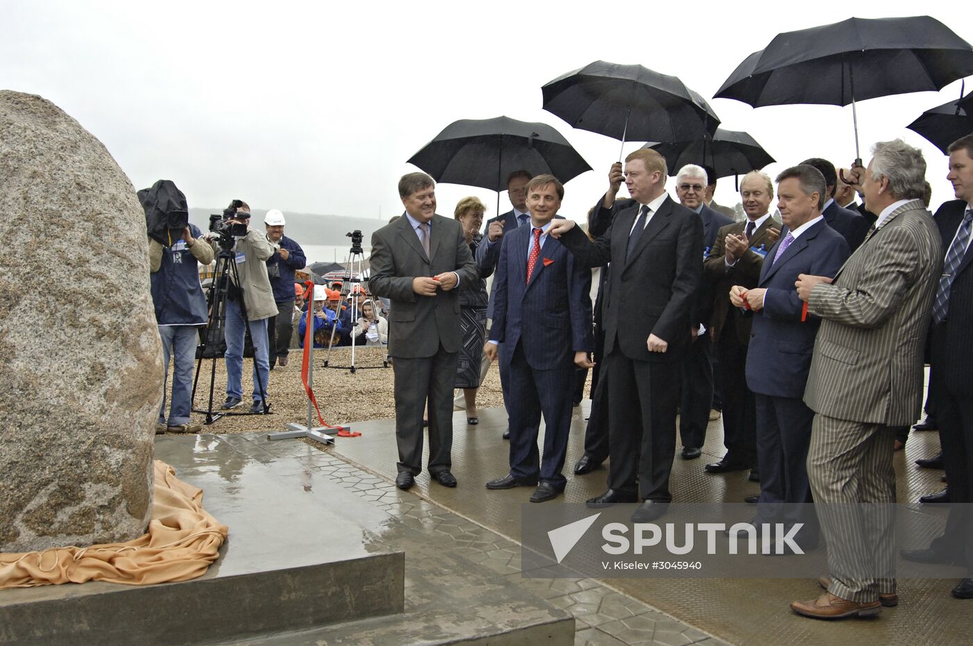 Boris Gromov and Anatoly Chubais at opening of Zagorsk Pumped Storage Station