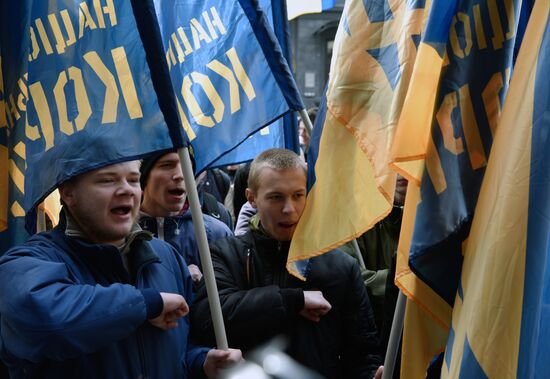 Ukrainian nationalists rally against Russian banks in Kiev