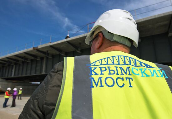 Building the Crimean Bridge