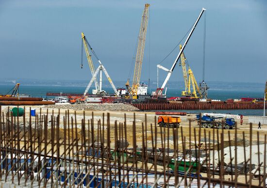 Building the Crimean Bridge